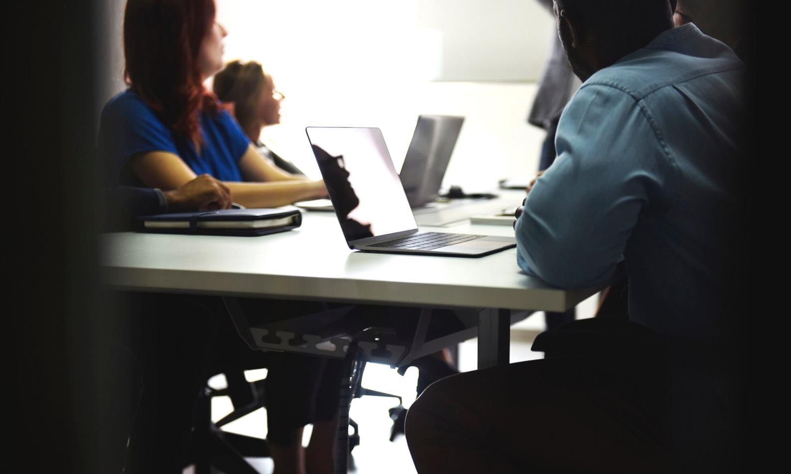 Étudiants internationaux collaborant en ligne